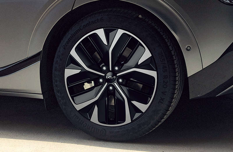 R19 – 48.74 cm (19”) Crystal-Cut Alloy Wheels